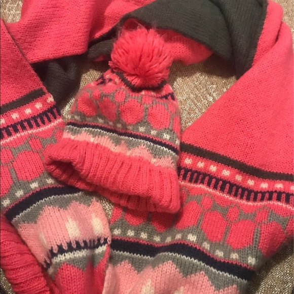 Gap Matching Hat/Scarf Set - Picture 8 of 8